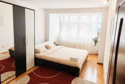 Apartament cu 3 camere decomandat în Tractorul