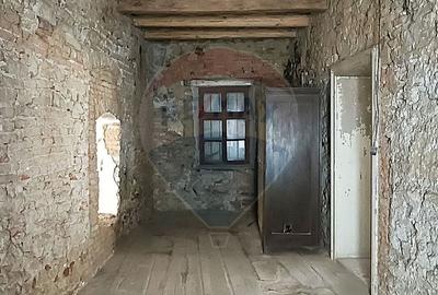 Casă cu 4 camere cu Teren 1694 Mp în Biertan