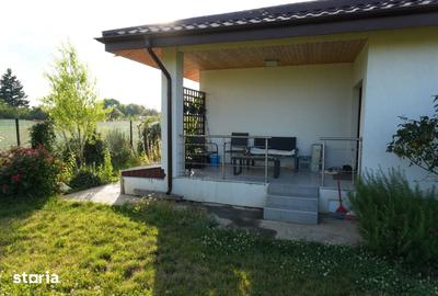 Casă cu 4 camere cu Teren 1000 Mp în Săbăreni