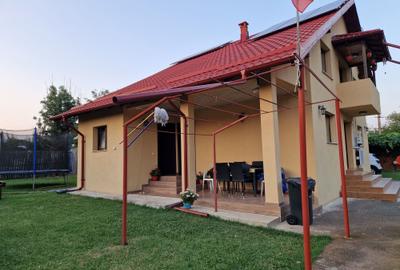 Casă cu 4 camere decomandat în Suseni