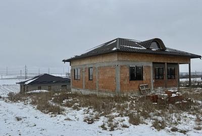 Casă cu 4 camere în Ipotești