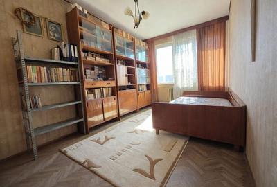 Apartament cu 3 camere semidecomandat în Central