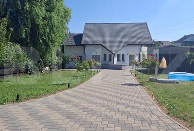 Casă individuală cu 6 camere cu Teren 880 Mp în Periferie