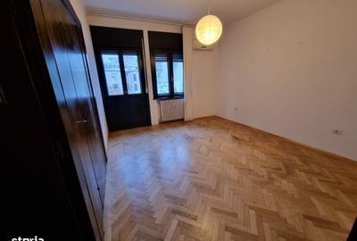 Apartament cu 4 camere în Romană