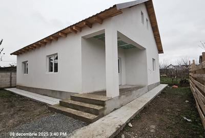 Casă individuală cu 3 camere cu Canalizare în Lumina