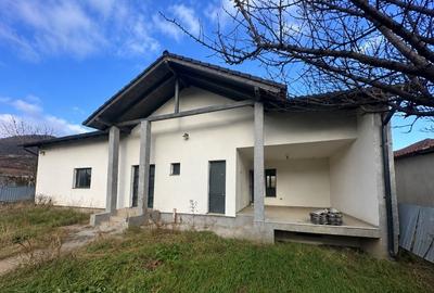 Casă individuală cu 3 camere cu Teren 450 Mp în Ampoița