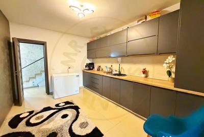 Casă cu 5 camere cu Teren 400 Mp în Trivale