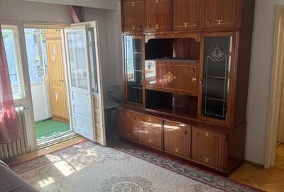 Apartament cu 3 camere semidecomandat în Exterior Vest