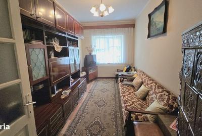 Casă cu 3 camere decomandat în Central