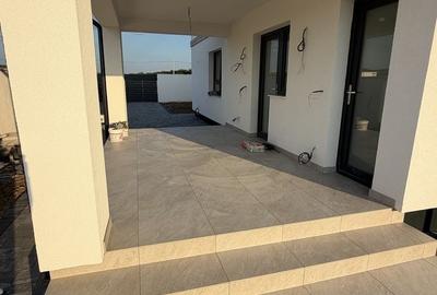 Casă cu 4 camere în Exterior Vest