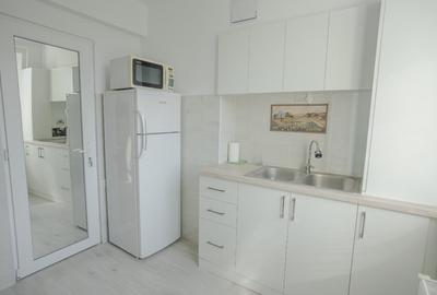 Apartament cu 3 camere semidecomandat, mobilat în Central
