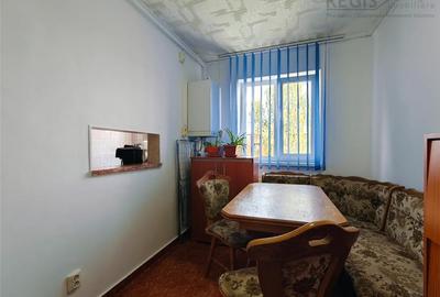Apartament cu 3 camere semidecomandat în Florilor