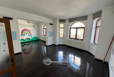 Casă cu 10 camere cu Teren 400 Mp în Central