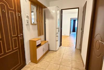 Apartament cu 3 camere semidecomandat în Podu Roș