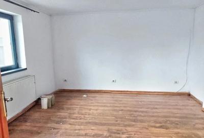 Casă cu 3 camere cu Teren 500 Mp în Central - 1