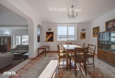Casă cu 8 camere cu Teren 1120 Mp în Central