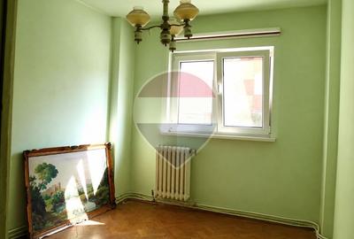 Apartament cu 4 camere decomandat în Central
