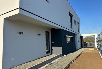 Duplex cu 5 camere cu Canalizare în Nord
