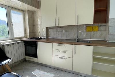 Apartament cu 3 camere semidecomandat în Exterior Vest