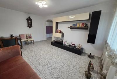 Apartament cu 3 camere decomandat în Sud