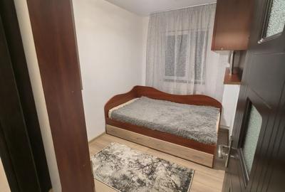 Apartament cu 3 camere semidecomandat în Tătărași