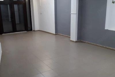 Spațiu comercial, de 50 mp, în Central - 3