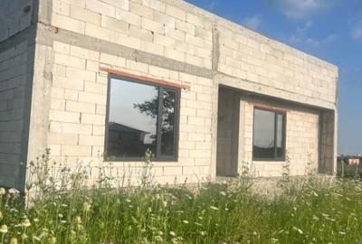 Casă cu 4 camere cu Teren 550 Mp în Aninoasa