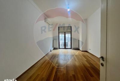 Apartament cu 6 camere în Romană