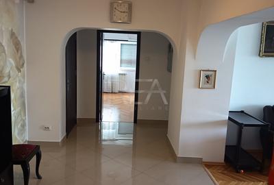 Apartament cu 4 camere decomandat, mobilat în P-ța Unirii