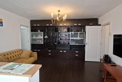 Apartament cu 3 camere semidecomandat în Drumul Taberei