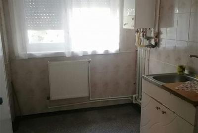 Apartament cu 3 camere semidecomandat în Calea Galați