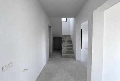Casă cu 4 camere cu Teren 400 Mp în Domnești