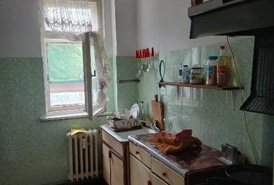 Apartament cu 3 camere semidecomandat în Calea București