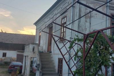 Casă cu Teren 1300 Mp în Central