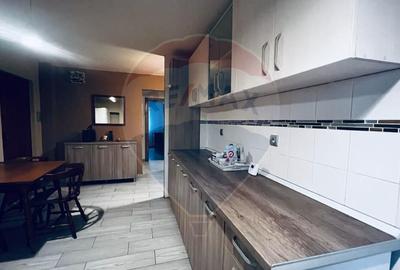 Apartament cu 3 camere decomandat, mobilat în Traian