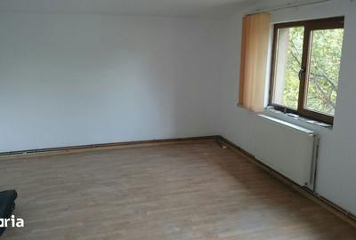Casă cu 4 camere cu Teren 100 Mp în Central - 1