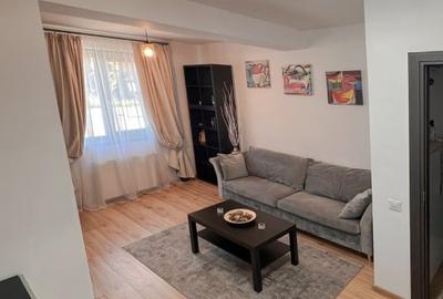 Apartament cu 2 camere decomandat, mobilat în Central