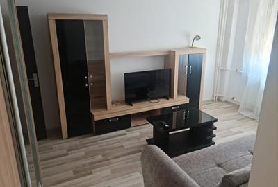 Apartament cu 2 camere semidecomandat, mobilat în P-ța Victoriei