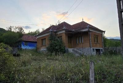 Casă cu 2 camere cu Teren 2563 Mp în Boiu