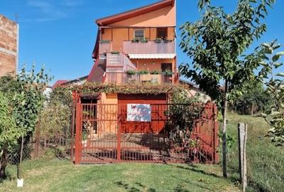 Casă individuală cu 8 camere cu Canalizare în Fratelia - 1