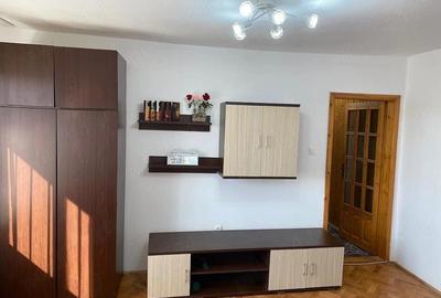 Apartament cu 2 camere semidecomandat, mobilat în Complex Studențesc