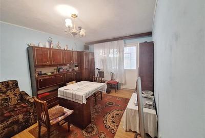 Apartament cu 3 camere decomandat în Milcov