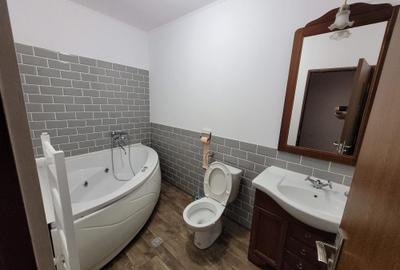 Casă cu 4 camere cu Teren 240 Mp în Republicii