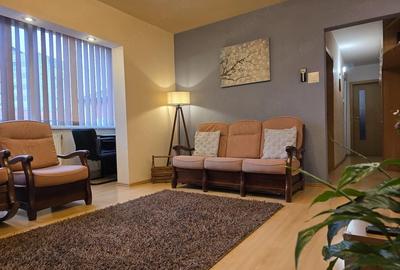 Apartament cu 3 camere semidecomandat, mobilat în Central