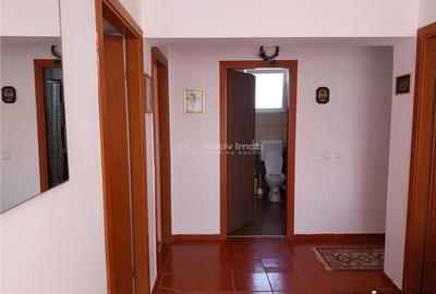 Casă cu 10 camere cu Teren 300 Mp în Vulcan