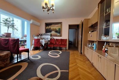 Apartament cu 3 camere semidecomandat, mobilat în Lipovei