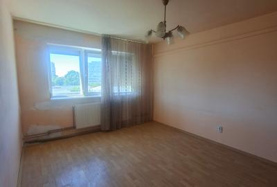 Apartament cu 3 camere semidecomandat în Șagului