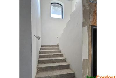 Casă cu 6 camere cu Teren 1600 Mp în Sirețel - 4