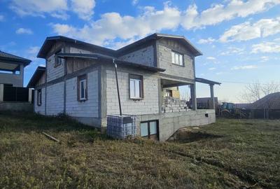 Casă individuală cu 5 camere cu Canalizare în Nord - 1