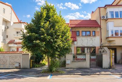 Casă individuală cu 9 camere cu Canalizare în Cotroceni